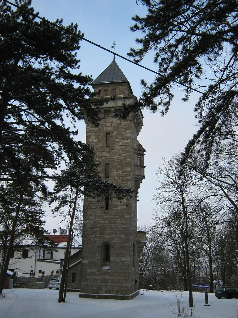 Der Alteburgturm oberhalb von Arnstadt (Deutschland)