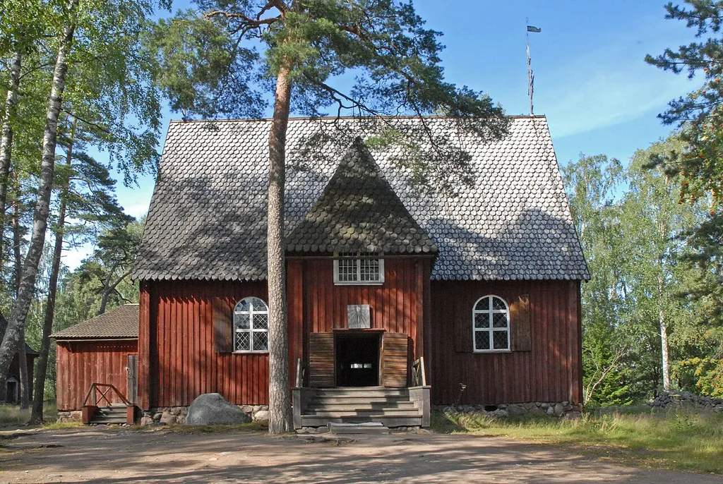 L'église de Karuna (Karuna church) a été construite, en bois, en 1685-1686 pour le Baron Arvid, à Sauva avec l'aide des habitants. Elle a été transportée et remontée à Seurasaari en 1912 au moment où une église en pierre était en construction pour la remplacer. Elle était érigée près du Château de Karuna et s'appelait Sainte Marie-Elisabeth. Elle a subi des modifications au cours du 19ème siècle. L'autel date de 1740.