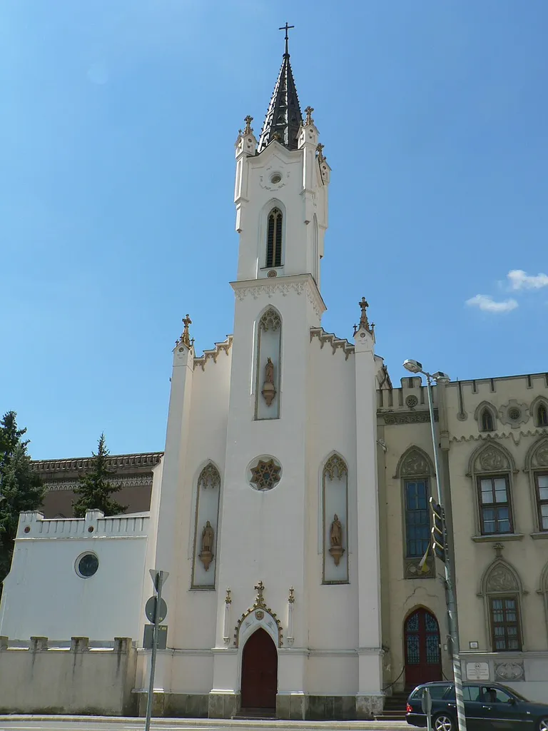 A Világ királynője-templom az Óvári Ferenc utca felől