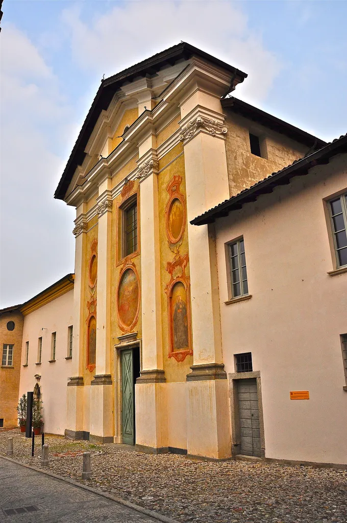 La costruzione venne iniziata nel 1721, su progetto dell'architetto e stuccatore Giovan Pietro Magni di Castel San Pietro, che morì prima di vederla conclusa.