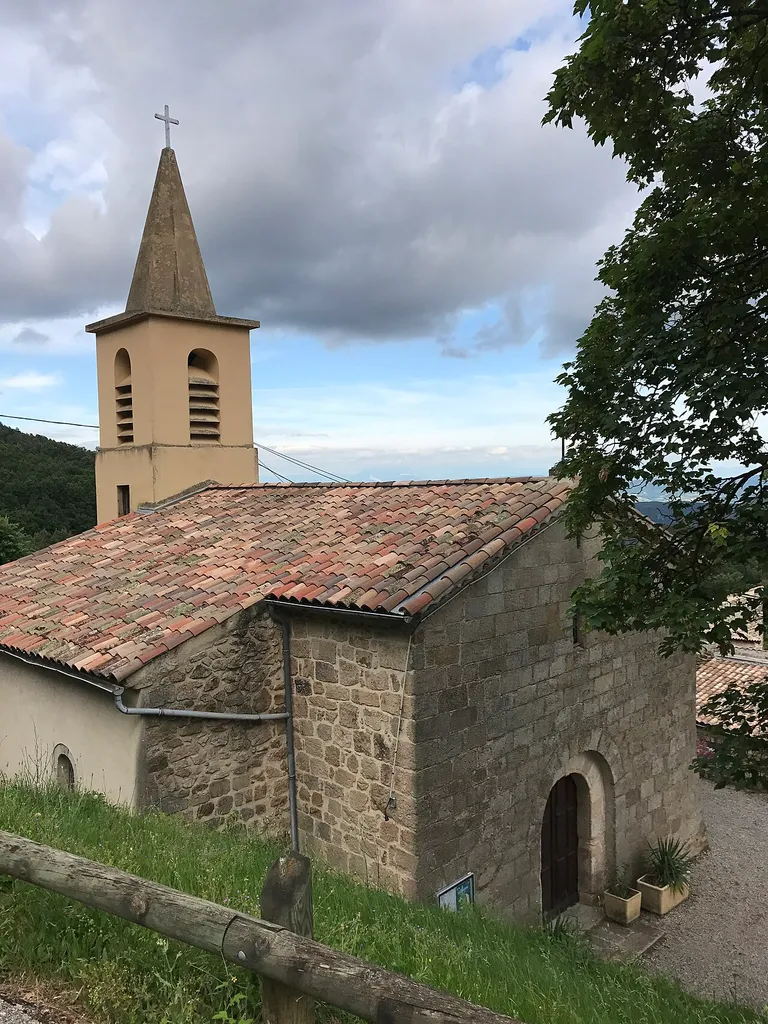 Image du village de Lyas, dans l'Ardèche, en France.