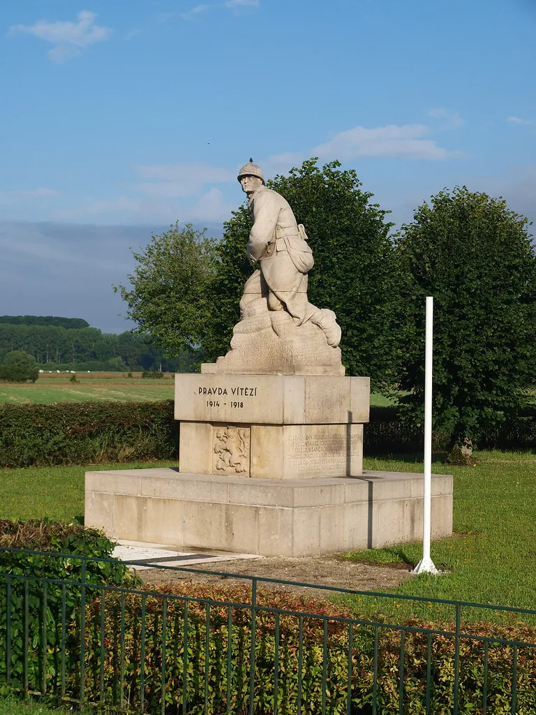 Chestres (Vouziers, Ardennes, France) ; le mémorial tchécoslovaque aux combattants de 1918, au lieu-dit Bobot.