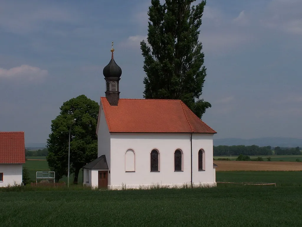 Salching, Matting 1, Katholische Wallfahrtskirche Mariä Geburt, Neubau 1716; mit Ausstattung; ehemalige Einsiedlerklause, neben der Kirche, 18. Jahrhundert.
