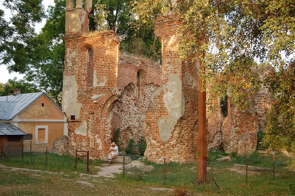 Ruiny katolickiego kościoła parafialnego pw. Trójcy Św.