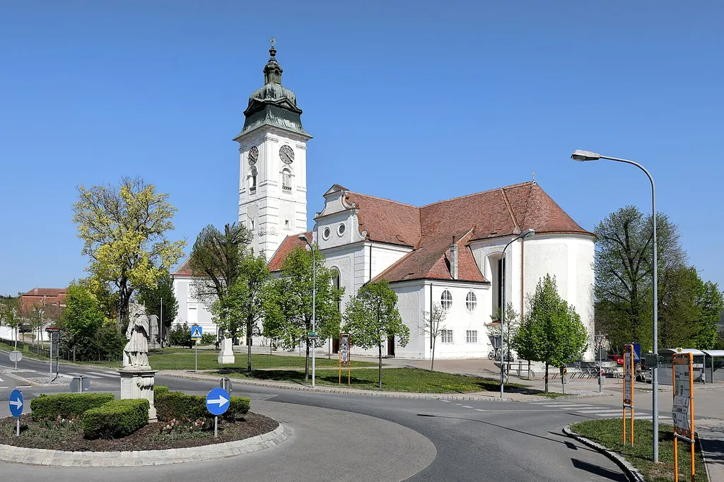 Südostansicht der Stadtpfarrkirche St. Stephan in der niederösterreichischen Stadt Retz.Ein barocker Bau, der 1721/28 unter teilweiser Einbindung der Bausubstanz des Vorgängerbaues errichtet wurde. Der barocke Westturm wurde bereits 1701/03 errichtet und 1733 aufgestockt. Der ehemals um die sehr große Kirche angelegte Friedhof wurde Ende des 19. Jahrhunderts zu einem Kirchenpark umgestaltet.