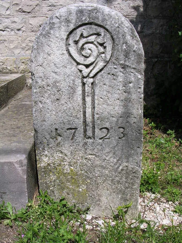 Photographie d'une borne domaniale cistercienne prise sur les lieux des vestiges de l'abbaye de moniales à Tart Côte-d'Or