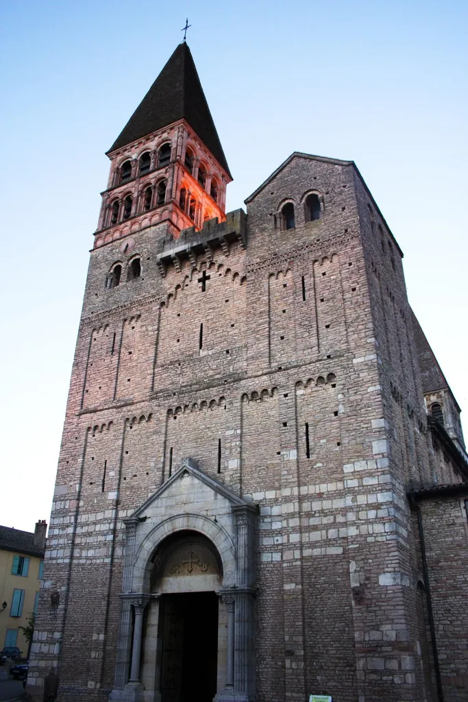 Tournus, façade de l'église abbatiale Saint-Philibert