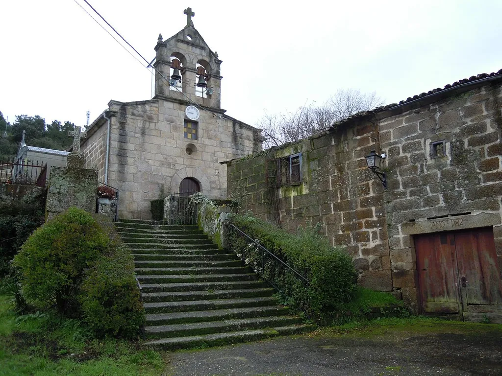 Igrexa parroquial de Cabreiroá (Verín), xunto a unha construción coa inscrición ANO 1782.