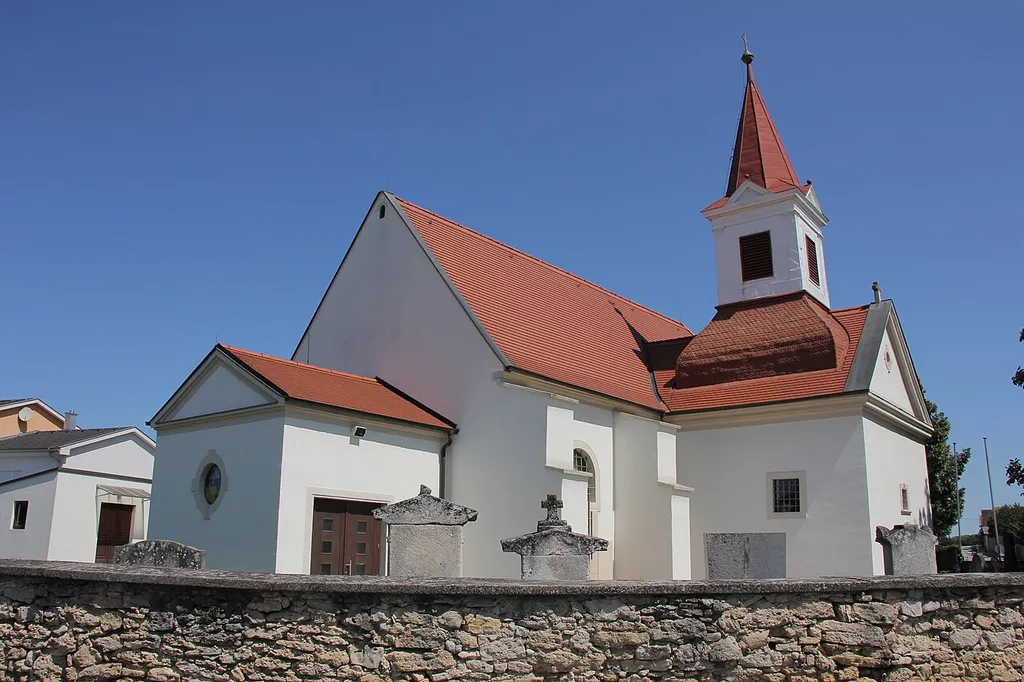 Pfarrkirche mit umgebenden Grabmälern