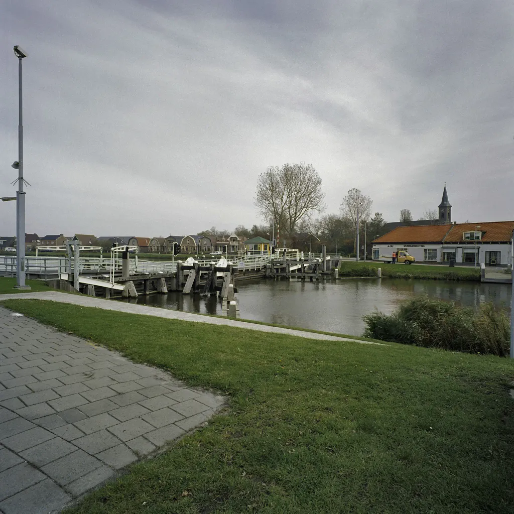 Vlotbrug: Overzicht op stalen pontonbrug, oorspronkelijk van hout, over het Noordhollands Kanaal (opmerking: Gefotografeerd voor Monumenten In Nederland Noord-Holland)