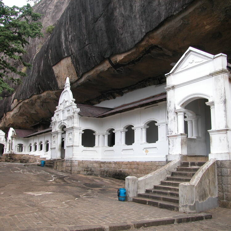 Rangiri Dambulla Cave Temple
